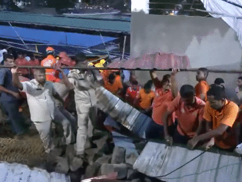 विशाखापट्टनम के नरसिंह स्वामी मंदिर में दीवार गिरी:8 लोगों की मौत, 4 घायल; तेज बारिश के कारण हुआ हादसा