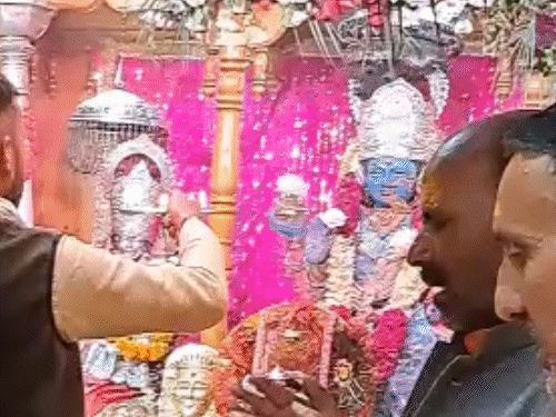 गंगोत्री-यमुनोत्री धाम के टॉप VIDEO:जयकारों के साथ निकली मां गंगा-यमुना की डोली, हेलिकॉप्टर से पुष्पवर्षा, कई किमी पैदल चले भक्त