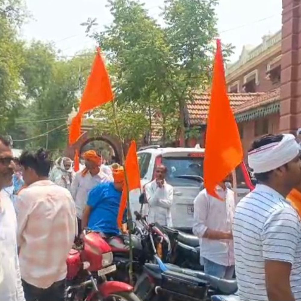 डीजे बजाकर एसपी दफ्तर पहुंचे प्रदर्शनकारी:विवाहिता को मिल रही धमकियों पर कार्रवाई की मांग, फरसा-झंडा लेकर नारेबाजी