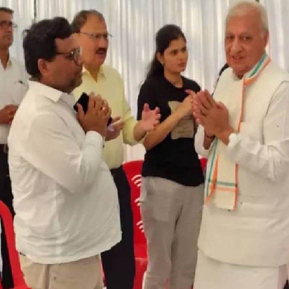 बिहार के राज्यपाल आरिफ मोहम्मद हुए भावुक:पिता को गले लगाकर कहा राजभवन के दरवाजे हमेशा खुले; बेगुनाहों की ये शहादत हैं