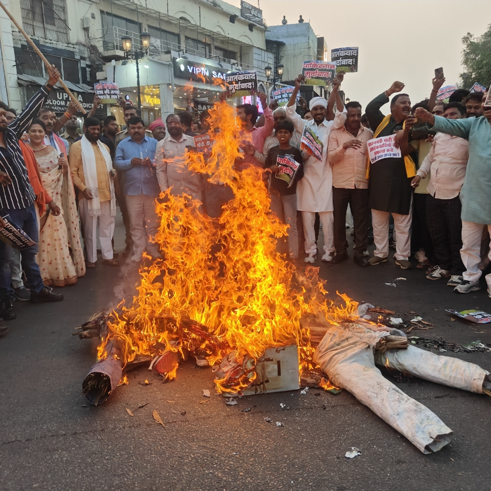 लखनऊ जूतों की माला पहनाकर फूंका पाकिस्तान का पुतला:कौशल किशोर बोले- पाकिस्तान सिर्फ आतंकवाद पैदा करता है, नक्शे से मिटाने का समय आ गया