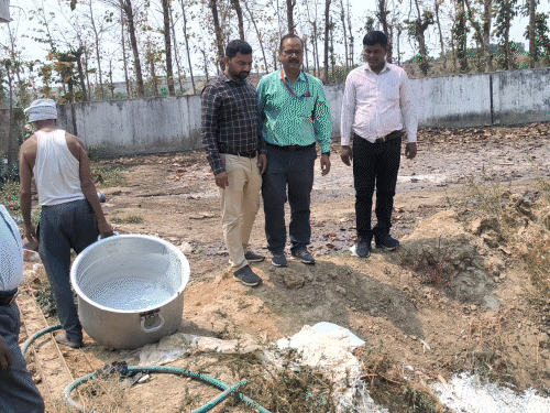 आजमगढ़ की डेरी में बिक रही थी मिलावटी पनीर:बलिया और आजमगढ़ की संयुक्त टीम ने की छापेमारी नष्ट कराई गई जिले में सप्लाई की जा रही मिलावटी पनीर