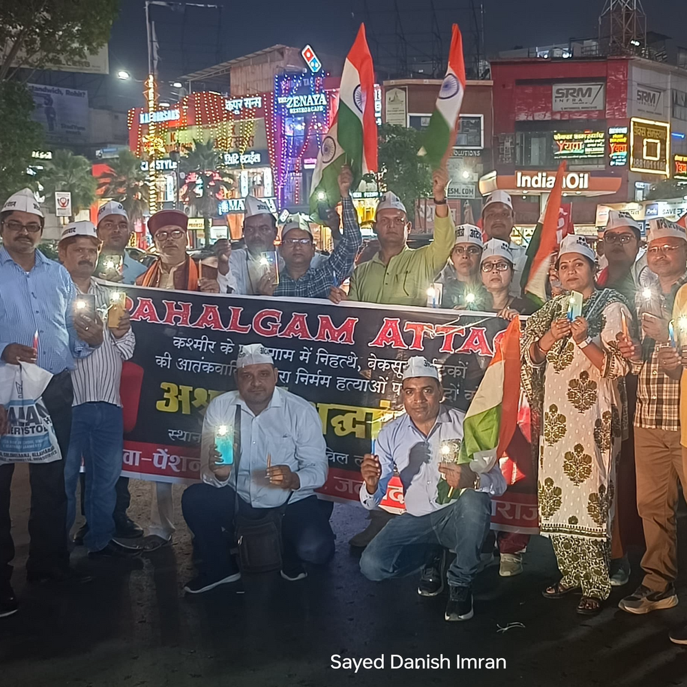 पहलगाम में जान गंवाने वालों को शिक्षकों ने दी श्रद्धांजलि:प्रयागराज में हाथों में कैंडल लेकर निकले, कहा- सरकार जल्द करे कार्रवाई