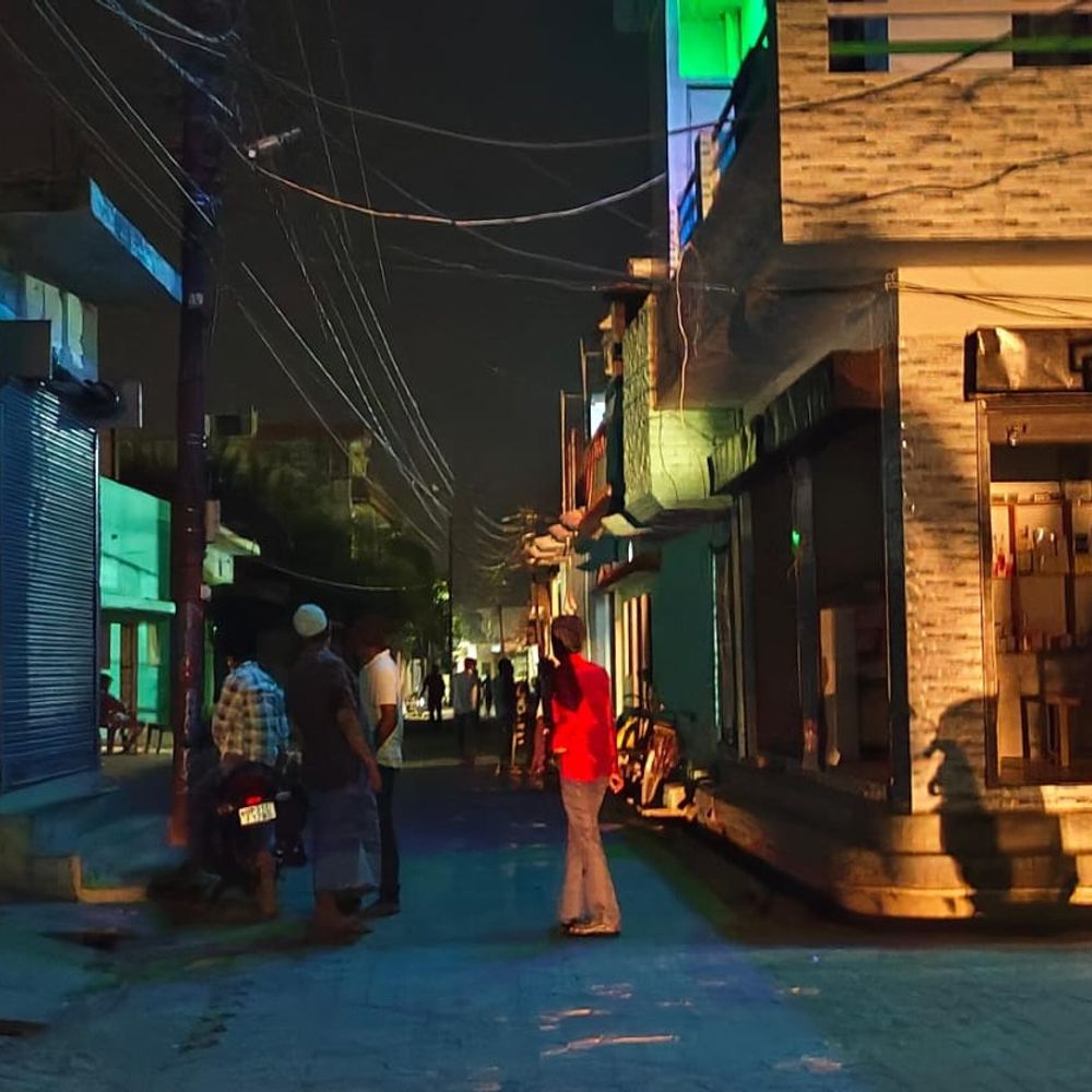 वक्फ बोर्ड कानून के विरोध में खीरी में अनूठा प्रदर्शन:15 मिनट के लिए बंद की बिजली, शहर में शांतिपूर्ण विरोध