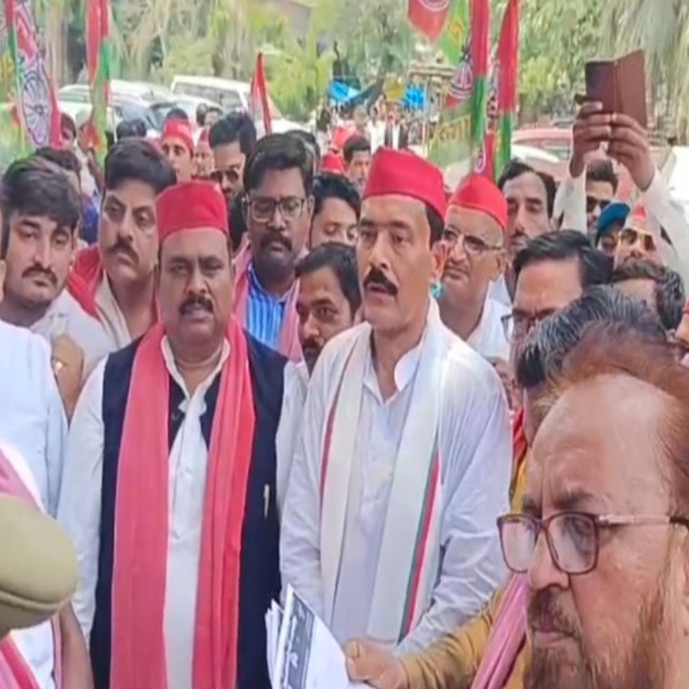 शाहजहांपुर में सपा सांसद पर हमले का विरोध:कार्यकर्ताओं ने किया प्रदर्शन, बोले- हमलावरों को सरकार का संरक्षण प्राप्त है