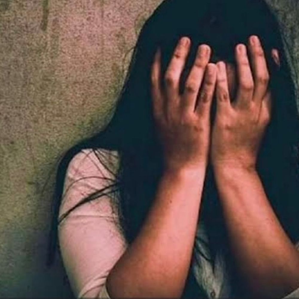 नाबालिग को बंधक बनाकर दुष्कर्म:अकेला पाकर छत से रास्ते घर में घुसा आरोपी, हाथ-पैर बांधा; गिरफ्तार