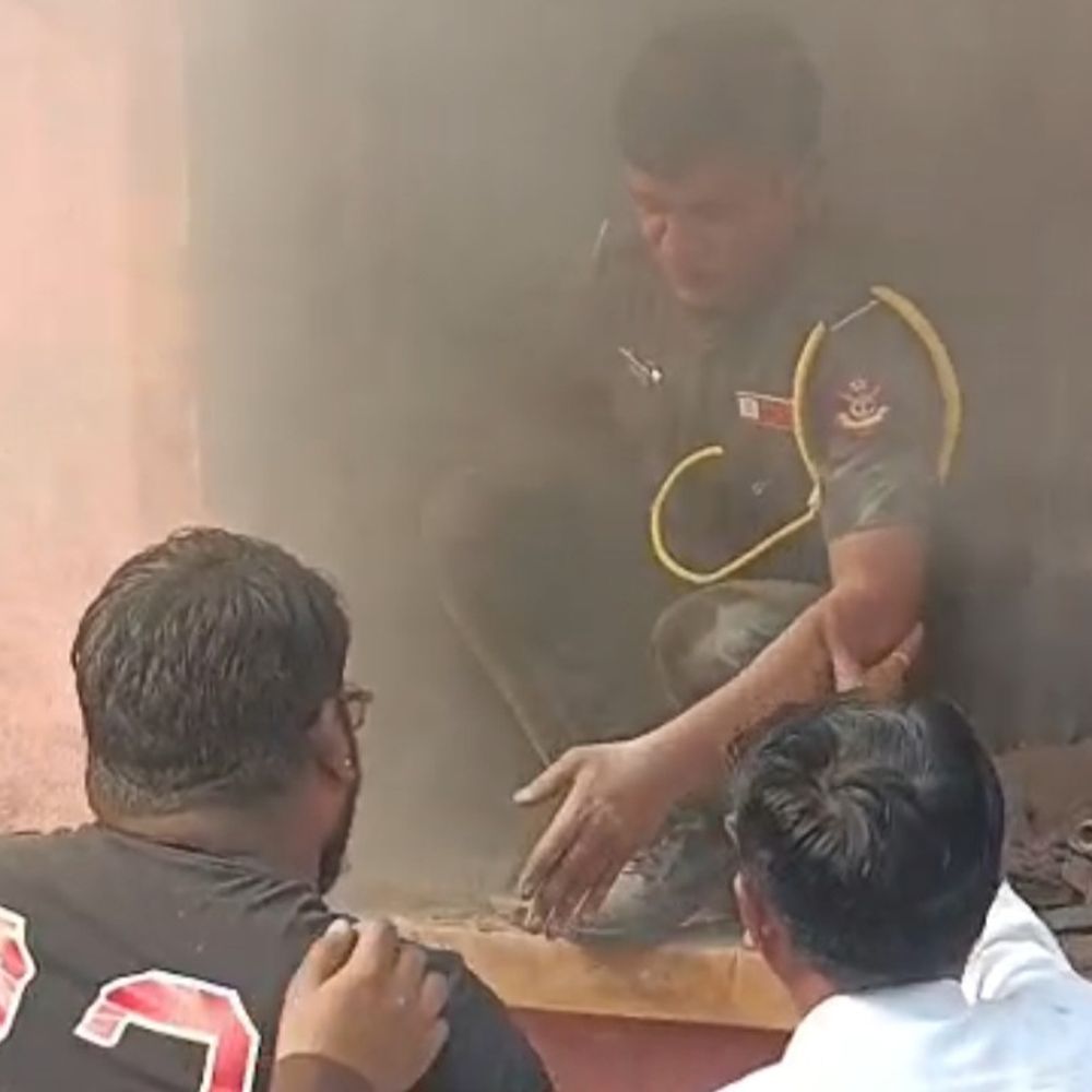 अलीगढ़ के जिला अस्पताल में लगी आग:सीएमएस कार्यालय में शॉर्ट सर्किट से हुआ हादसा, स्टाफ ने पाया काबू