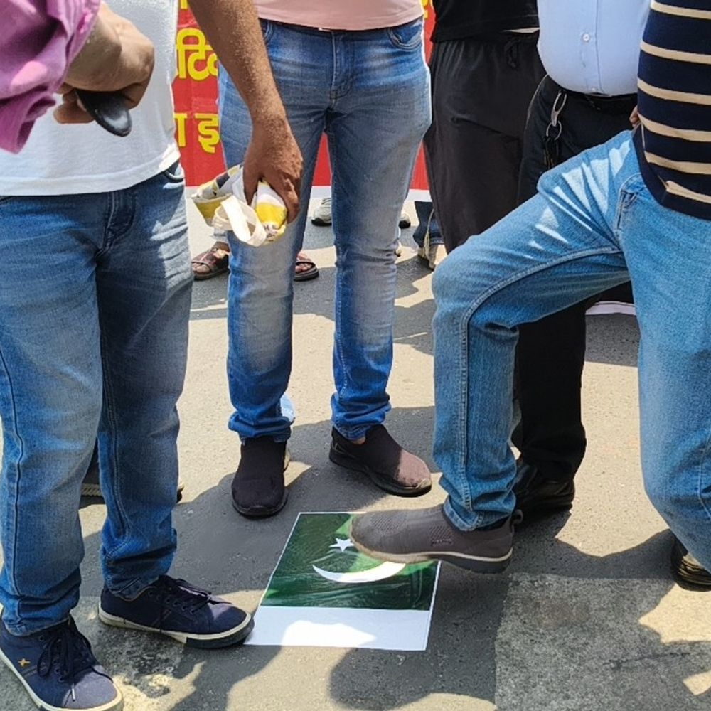 पहलगाम हमले के विरोध में मथुरा में प्रदर्शन:मेडिकल एसोसिएशन ने पाक के झंडे को जूतों से कुचला, सरकार से कार्रवाई की मांग