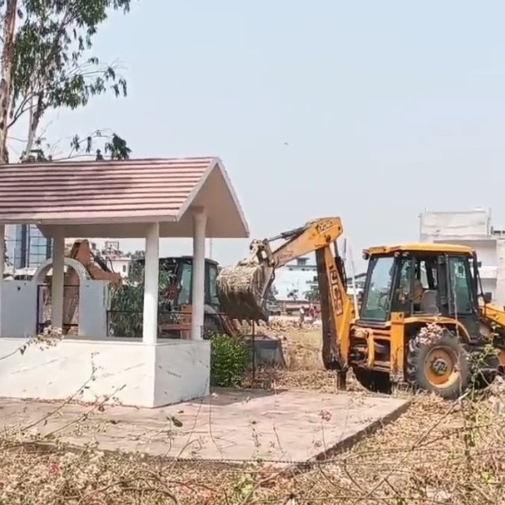 औरैया में अवैध कब्जे पर चला बुलडोजर:खाली कराई गई 225 करोड़ की सरकारी जमीन, DM के निर्देश में कार्रवाई