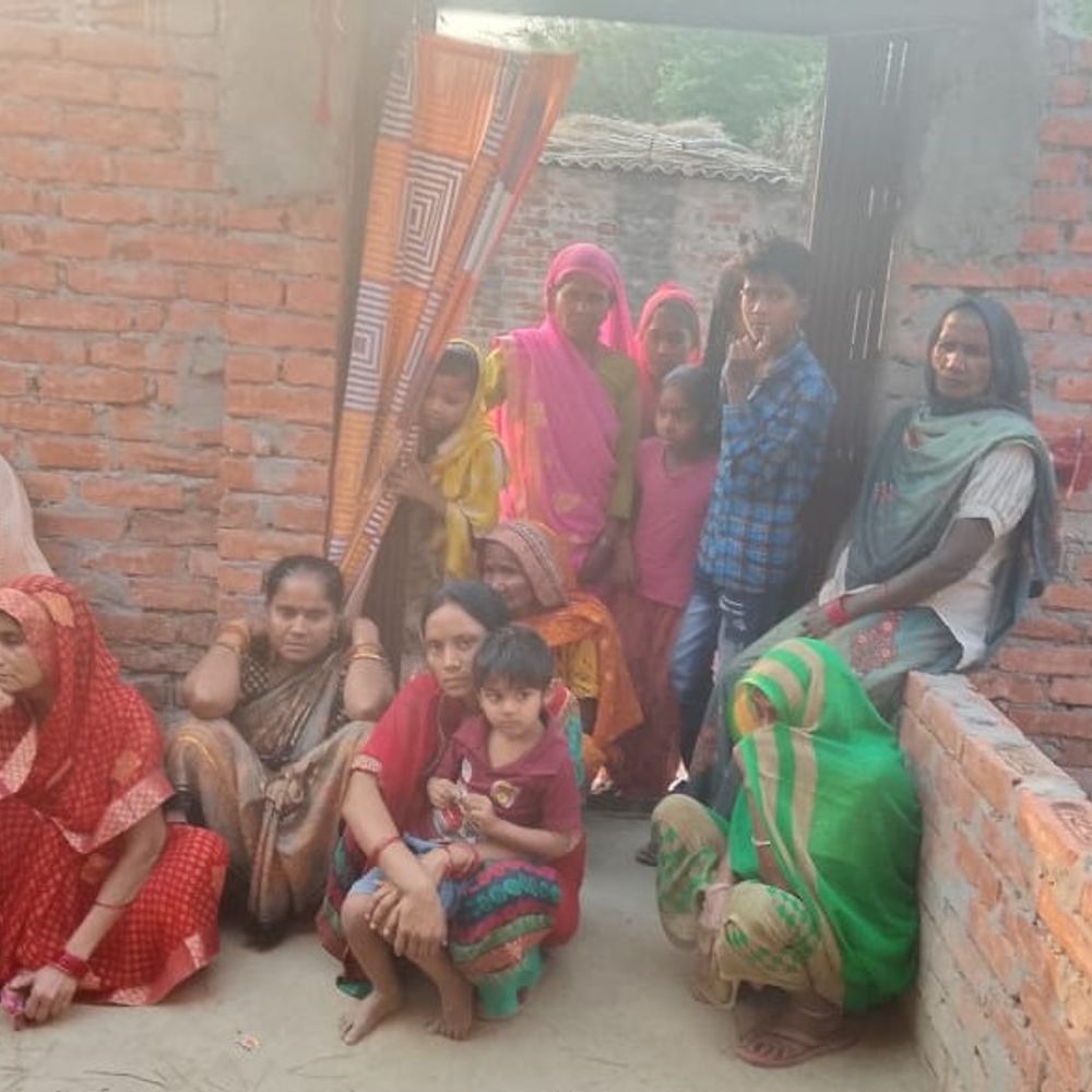 बिना हेलमेट बाइक से बारात गए दो युवक:बिजली के पोल से टकराई बाइक, एक की मौत, दूसरा लखनऊ रेफर