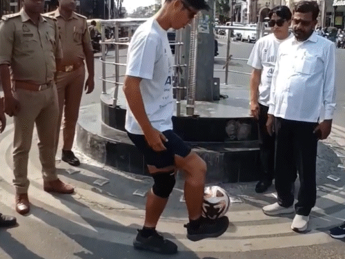 कोलकाता से ड्रिबलिंग करते लखनऊ पहुंचा जापानी फुटबॉलर:1400 KM का सफर पूरा किया, बोला- यहां के लोग जिंदादिल इंसान हैं