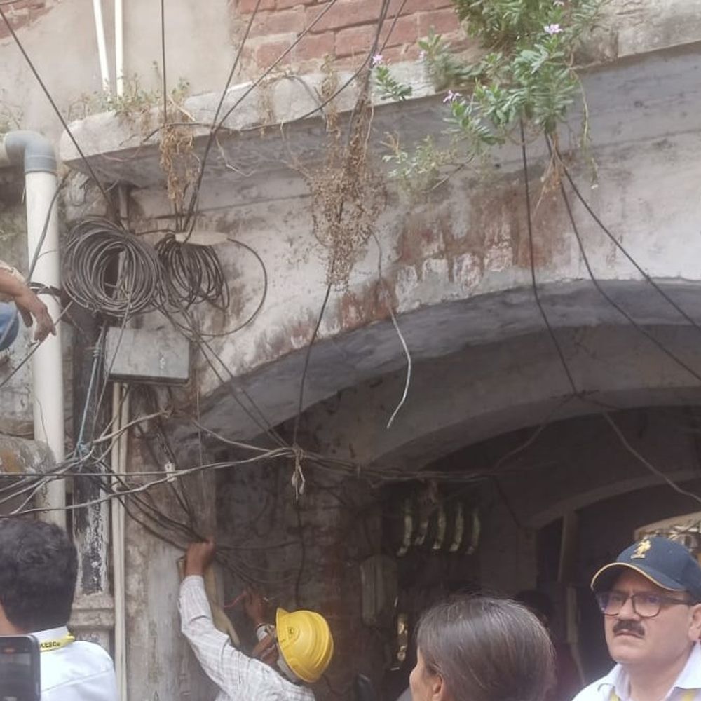 कानपुर में ड्रोन से बिजली चोरी पर नजर:चमनगंज में 4 लोगों के यहां पकड़ी गई चोरी, 3 स्मार्ट मीटर जब्त