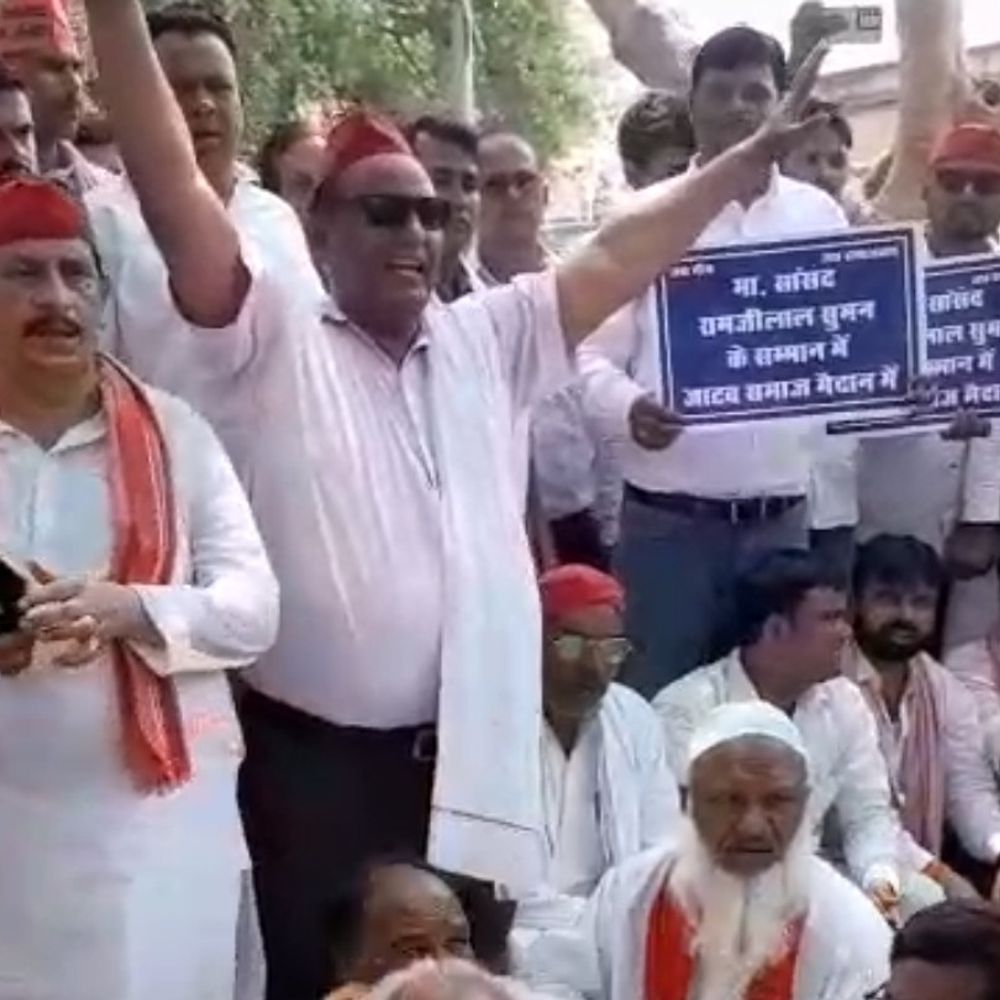 हाथरस में सपा सांसद के काफिले पर हमले का विरोध:सपाइयों ने कलेक्ट्रेट पर धरना देकर किया प्रदर्शन, राष्ट्रपति को भेजा ज्ञापन