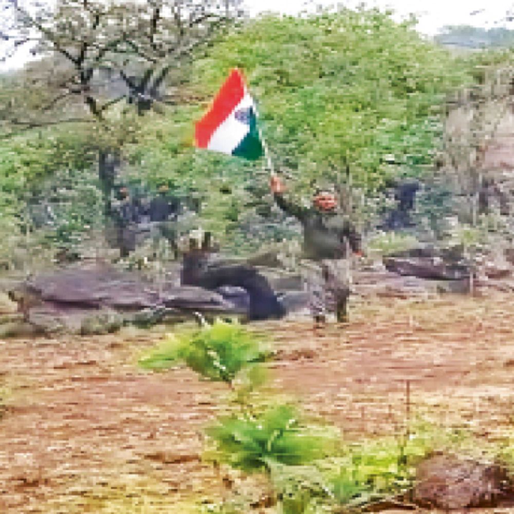 सुखद तस्वीर:कर्रेगुट्‌टा पहाड़ पर तिरंगा लहराया