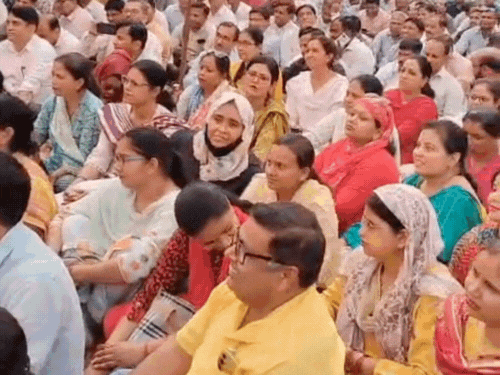 पुरानी पेंशन के लिए शिक्षकों ने BSA कार्यालय घेरा:मुरादाबाद में बेसिक शिक्षकों का प्रदर्शन; 10 मांगे गिनाकर कहा-पूरी करो वरना आंदोलन करेंगे