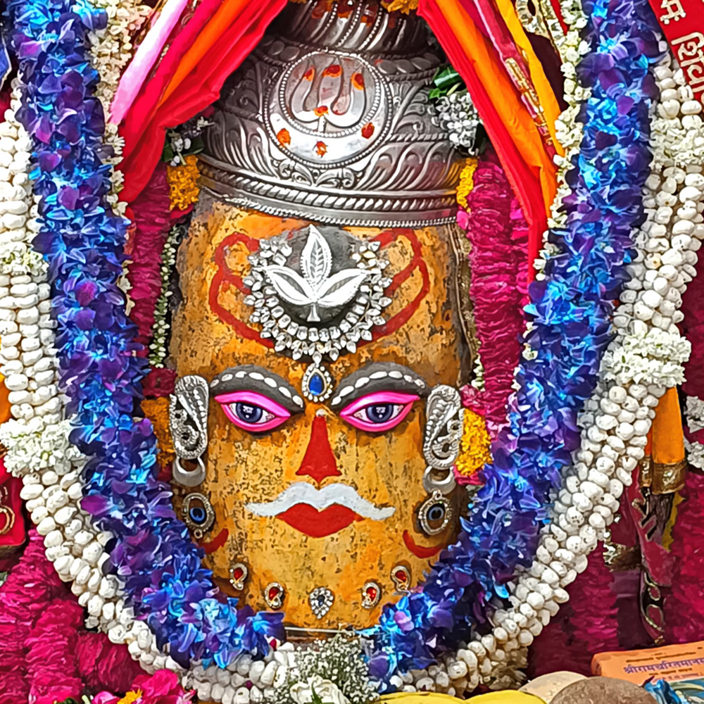 गुरुवार भस्म आरती दर्शन:मखाने की माला, चंद्र, आभूषण और भांग-चंदन से बाबा महाकाल का श्रृंगार
