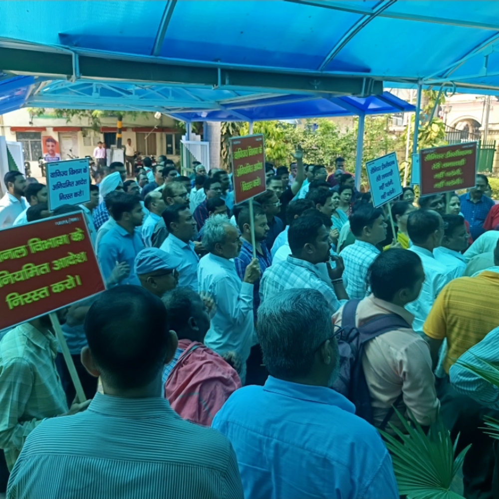 लखनऊ में रेलवे कर्मचारियों का प्रदर्शन:सीनियर डीसीएम के खिलाफ नारेबाजी, कर्मचारी बोले नहीं चलेगी तानाशाही