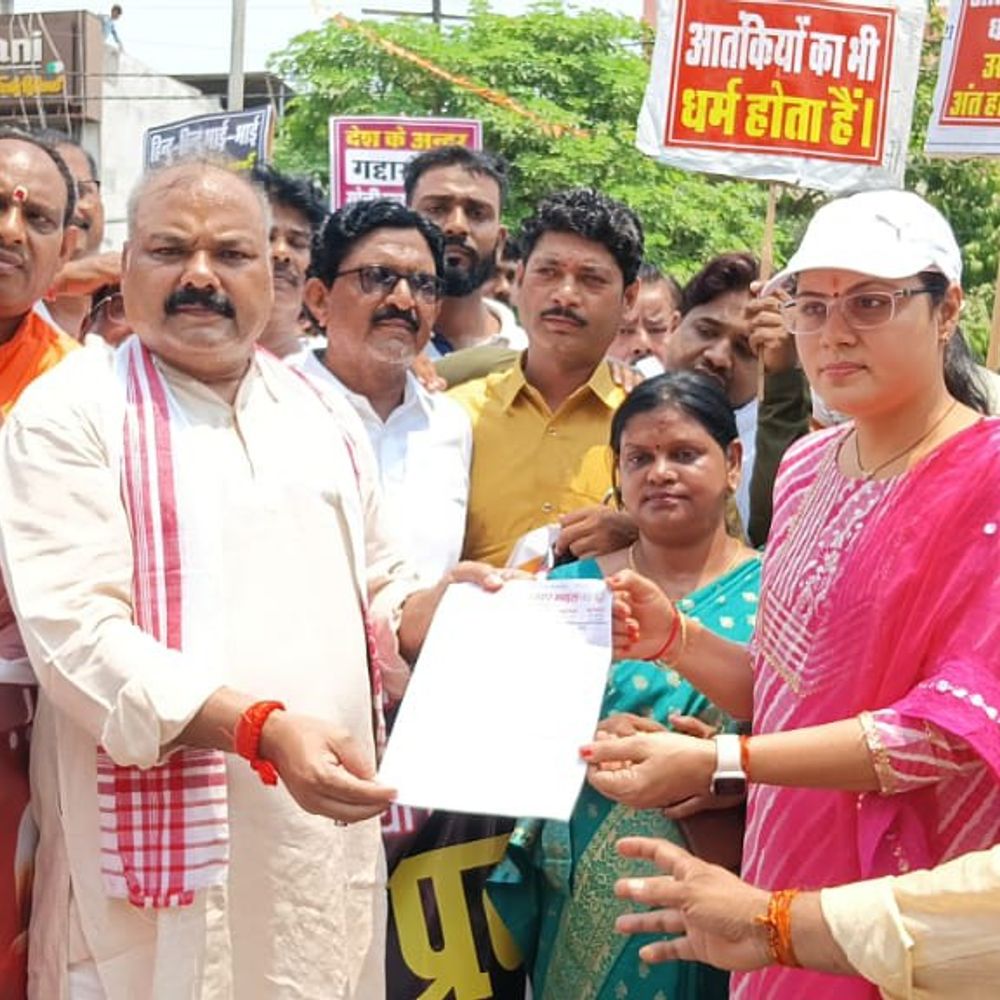 व्यापारियों ने पहलगाम आतंकी हमले का किया विरोध:शांति मार्च निकालकर डीएम के माध्यम से PM को ज्ञापन सौंपा, कार्रवाई की मांग