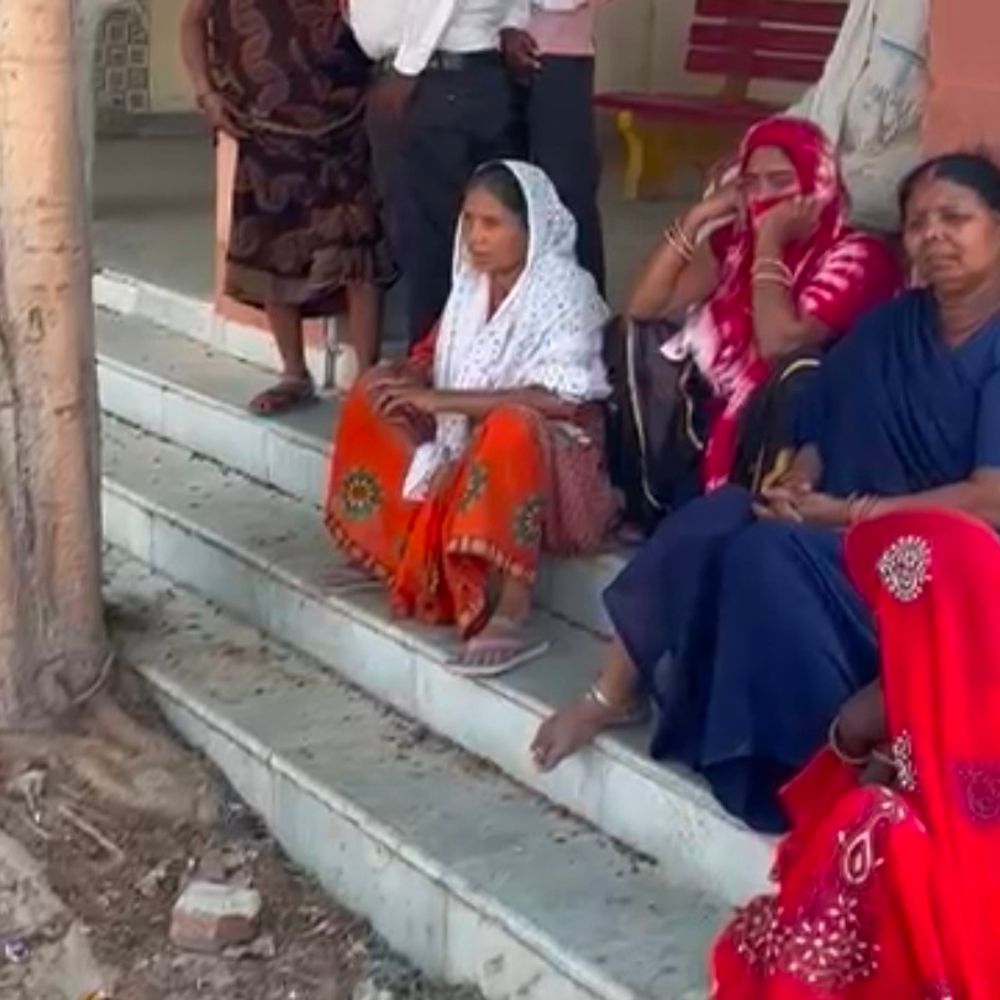 मऊ में ईंट भट्टे की दीवार गिरी:एक मजदूर की मौत, झारखंड की महिला मजदूर घायल