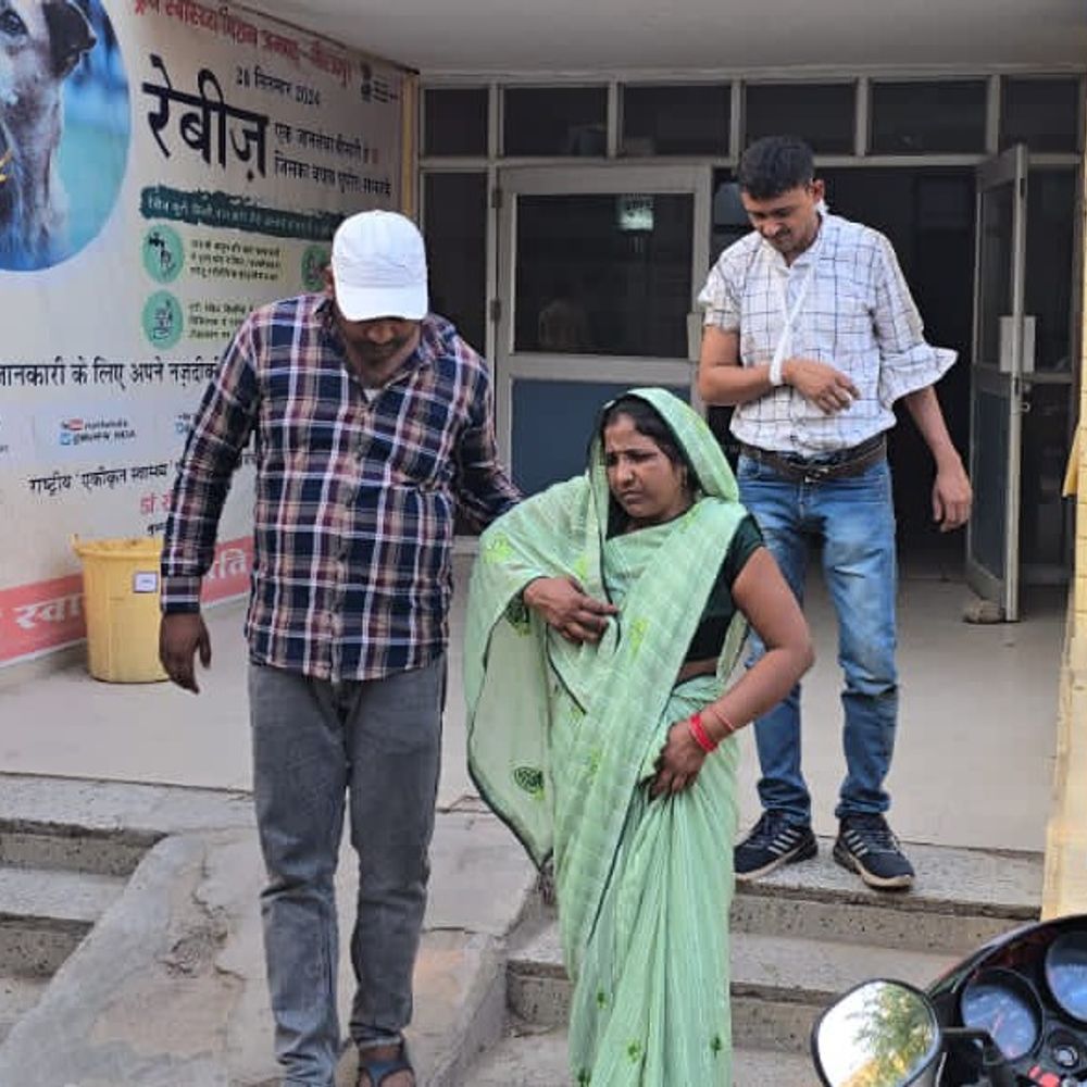 प्रयागराज-मिर्जापुर हाईवे पर बाइक सवार बदमाशों ने की चेन स्नैचिंग:धक्का मारकर महिला की छीनी चेन, बेटे के टूटा हाथ