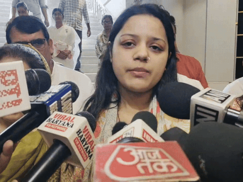 पहले नौसेना प्रमुख की बेटी ने लिखा भावुक पत्र:हिमांशी को बताया सच्चे फौजी की पत्नी, बोलीं- आप पर गर्व महसूस करती हूं