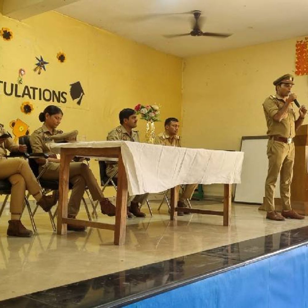 स्टूडेंट्स को गुड टच–बैड टच के बारे में बताया:गुजैनी पुलिस ने चलाया जागरूकता अभियान, कहा–पुलिस आपकी मदद के लिए