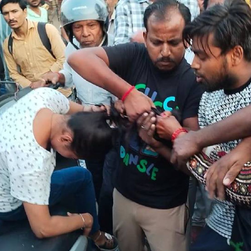 मां ने बेटे और उसकी प्रेमिका को दबोचकर पीटा:मां बोली…मेरे बेटे को साल भर से फंसाए है, बाल नोचकर चौराहे पर घुमा-घुमा कर पीटा