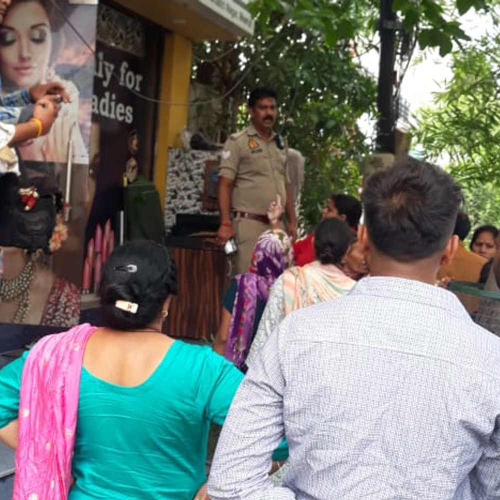 फेशियल कराने पहुंची क्लाइंट के कुंडल गायब:मेरठ में ब्यूटी पार्लर पर महिलाओं का हंगामा, बोली पहले भी हो चुकी ऐसी घटना