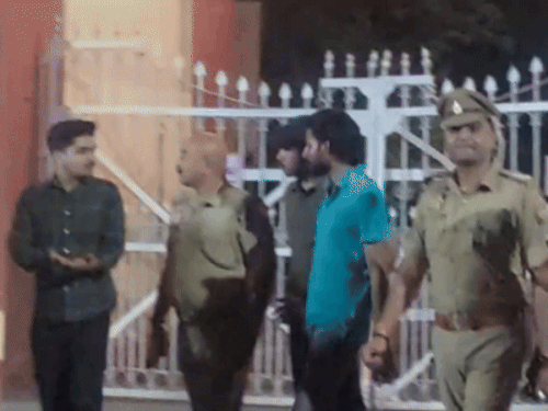 BHU में दो भाइयों ने जमकर की मारपीट:मौके से पुलिस ने 3 को लिया हिरासत में, आक्रोशित छात्रों ने सिंहद्वार किया बंद