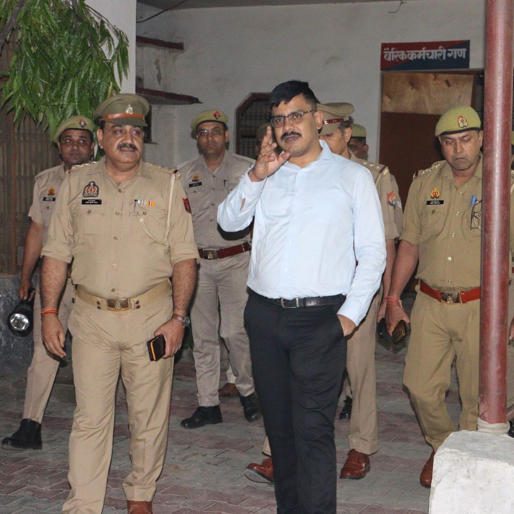 बागपत एसपी का बड़ौत कोतवाली का निरीक्षण:अभिलेख, जनसुनवाई और महिला हेल्प डेस्क की जांच, पैदल गश्त और चेकिंग के निर्देश