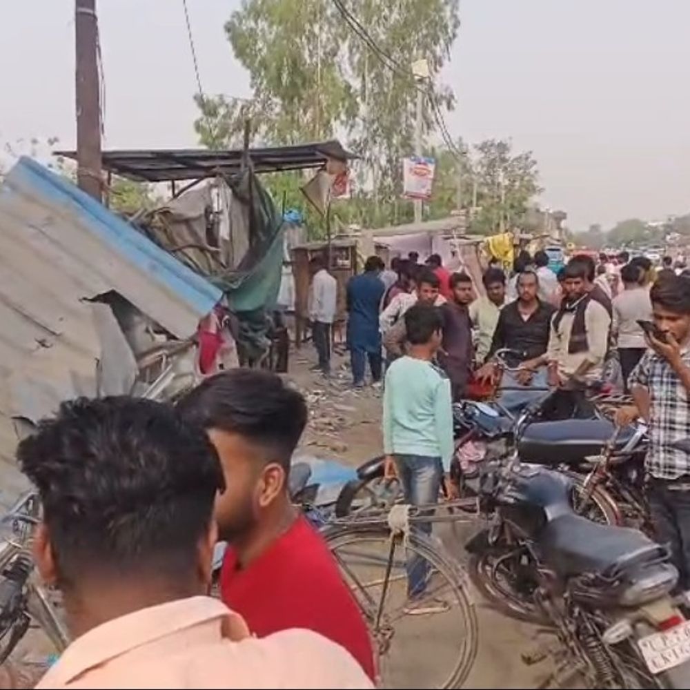 प्रयागराज में डंफर ने दुकानों को रौंदा, एक की मौत:सड़क किनारे सो रहे 70 वर्षीय बुजुर्ग ने दम तोड़ा, चालक फरार, दुकानें और बिजली का पोल क्षतिग्रस्त