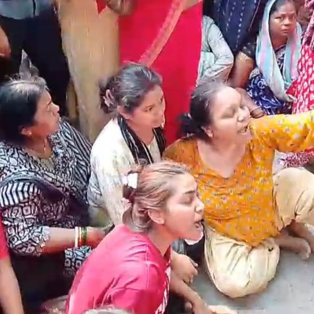 प्रयागराज में शव रख जाम लगाया, हंगामा:यमुना में मिली थी युवक की लाश, शिनाख्त के बाद भड़के घरवाले, लगाया हत्या का आरोप