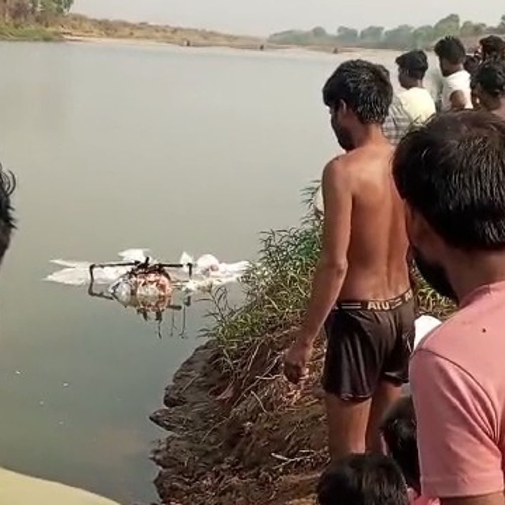 शिवपुरी में मौसम परीक्षण का एयर बैलून नदी में गिरा:श्योपुर से आगरा की एजेंसी ने छोड़ा था; ग्रामीणों ने खतरा समझ प्रशासन को सूचित किया