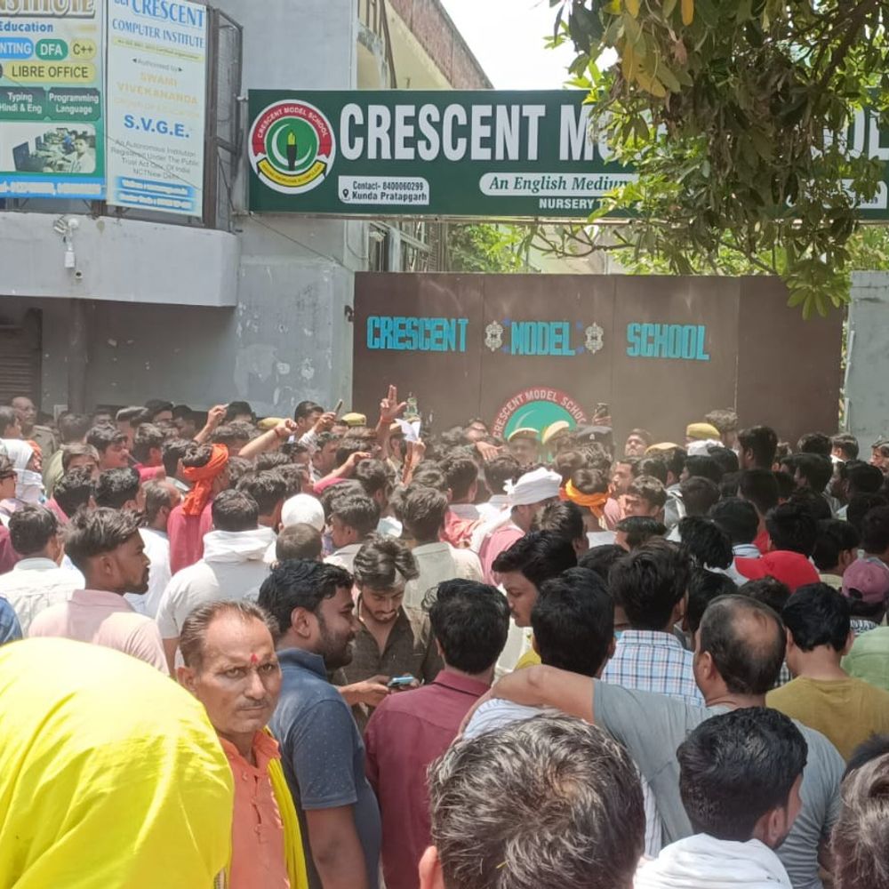 स्कूल वैन चालक ने बच्ची से की छेड़छाड़:आक्रोशित लोगों ने प्रदर्शन कर प्रयागराज-लखनऊ हाईवे किया जाम, आरोपी हिरासत में