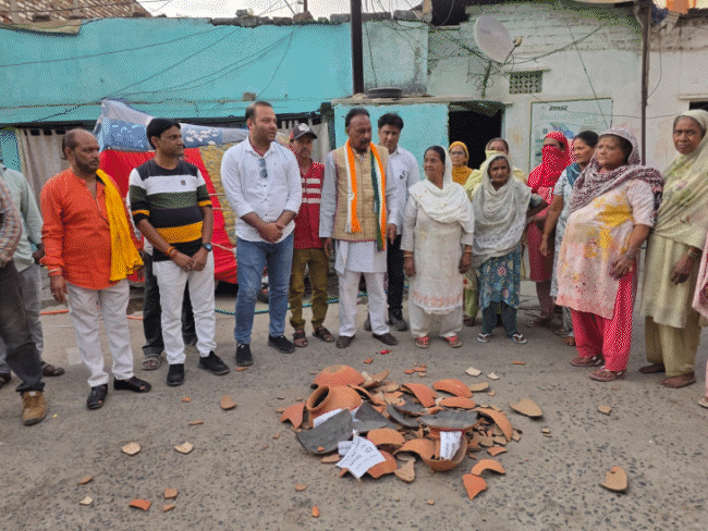 कांग्रेस का मटका फोड़ प्रदर्शन, वार्डों में चलेगा अभियान:नलों में आ रहे गंदे पानी को लेकर महापौर और परिषद के खिलाफ लगाए नारे