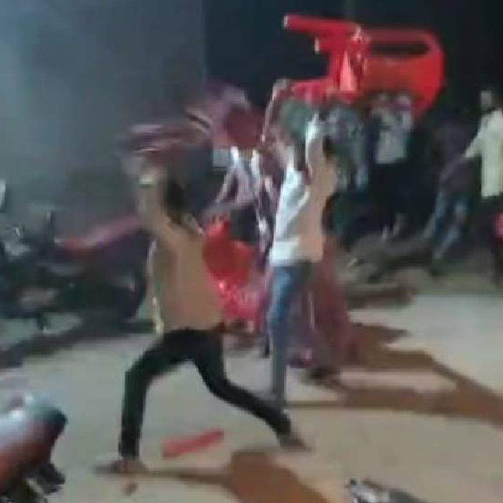 झांसी में डीजे पर गाना बदलवाने को लेकर चली कुर्सियां...VIDEO:दो पक्षों ने 10 मिनट तक एक-दूसरे पर बरसाईं, पत्थर भी बरसे