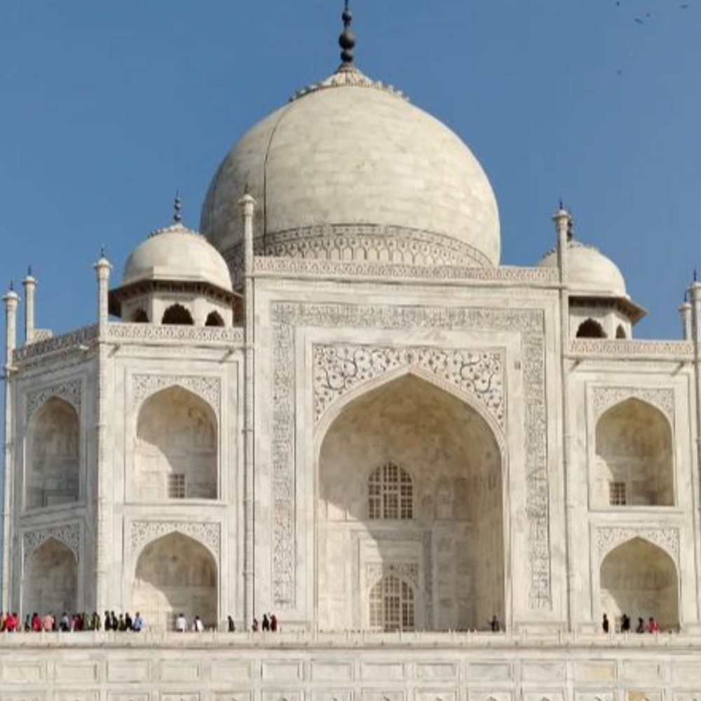 ताजमहल पर हाई एलर्ट, बढ़ाई जवानों की संख्या:खुफिया इनपुट के बाद चेकिंग सख्त, अब केवल हैंडबैग ले जाने की अनुमति