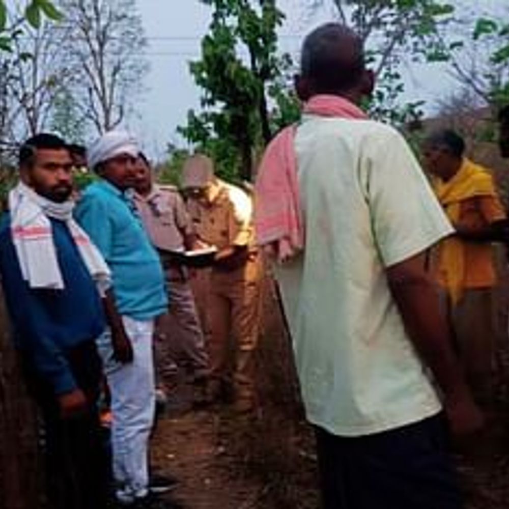 शराब पीने के बाद दोस्त ने की दोस्त की हत्या:सोनभद्र में कुल्हाड़ी से हमले के बाद लाठी से मारा, शव जंगल में दफनाया