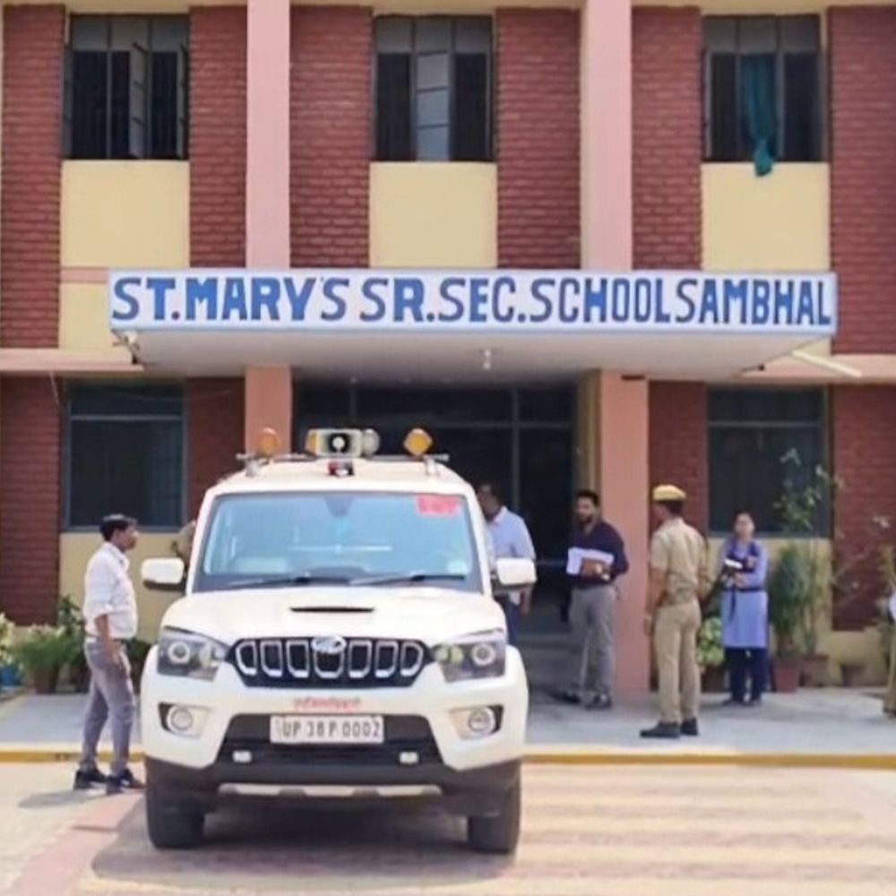 संभल में CBSE और ICSE स्कूलों पर कार्रवाई:जांच में निजी किताबें मिली, 33 स्कूलों पर 33 लाख का जुर्माना