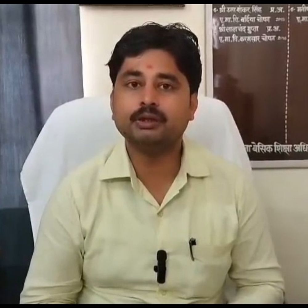 शिक्षिका ने फेसबुक पर की विवादास्पद पोस्ट:पहलगाम हमले और आगरा केस पर की टिप्पणी, बेसिक शिक्षा अधिकारी ने किया निलंबित