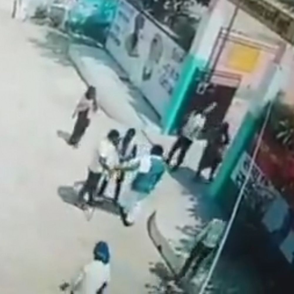हमीरपुर में पति ने पत्नी को लाठी-डंडों से पीटा:घटना CCTV में कैद, ग्रामीणों ने बचाई जान