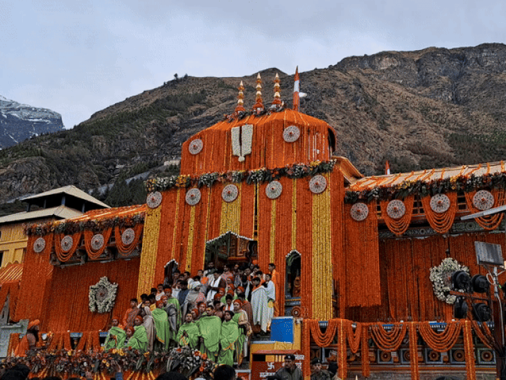 बद्रीनाथ धाम के कपाट कुछ देर में खुलेंगे:मंदिर को 40 क्विंटल फूलों से सजाया गया; दैनिक भास्कर पर सबसे पहले दर्शन करें