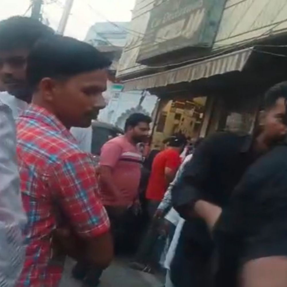 शाहजहांपुर में दबंगों का हमला:कार मरम्मत कराने आए युवक को बीच सड़क पर पीटा, हंगामे का वीडियो आया सामने