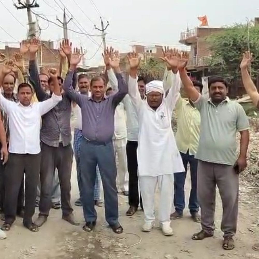 दिबियापुर बस अड्डे की टूटी सड़क से लोग परेशान:बारिश से पहले निर्माण की मांग, 15 दिन बाद अनशन की चेतावनी