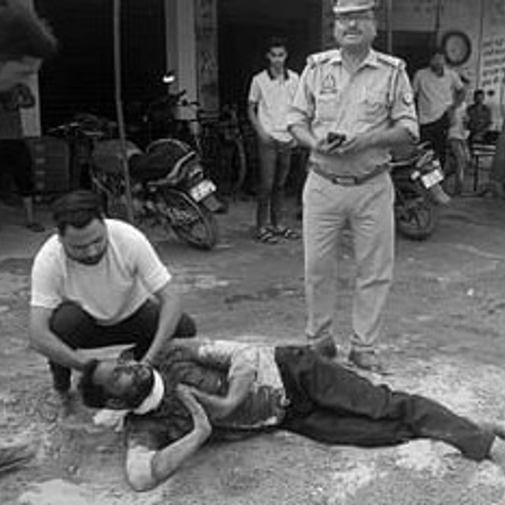 पुलिस कस्टडी में आरोपी ने काटा अपना गला:एसपी ने सब इंस्पेक्टर और कांस्टेबल को किया सस्पेंड, जिला अस्पताल में चल रहा इलाज