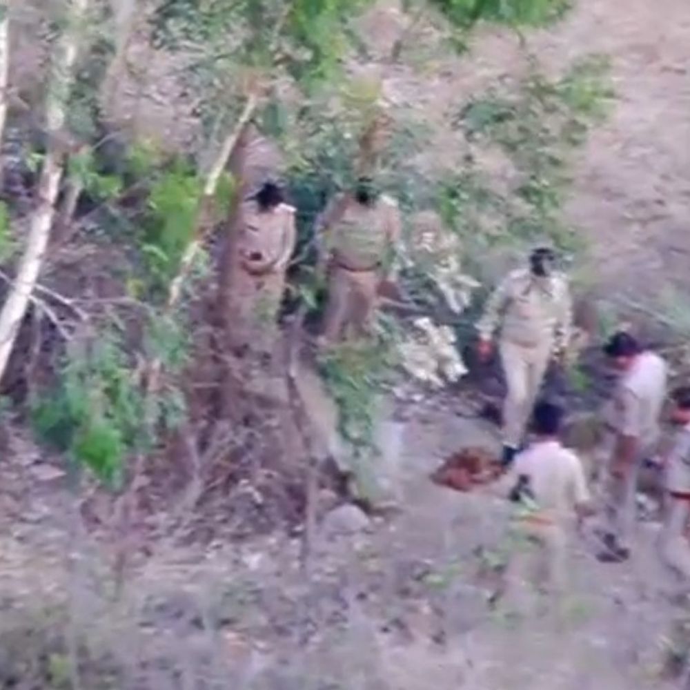 उन्नाव में सई नदी किनारे 6 अवैध शराब भट्टियां ध्वस्त:600 लीटर लहन नष्ट, टीम ने ड्रोन से ली निगरानी, जंगल में की गई कांबिंग