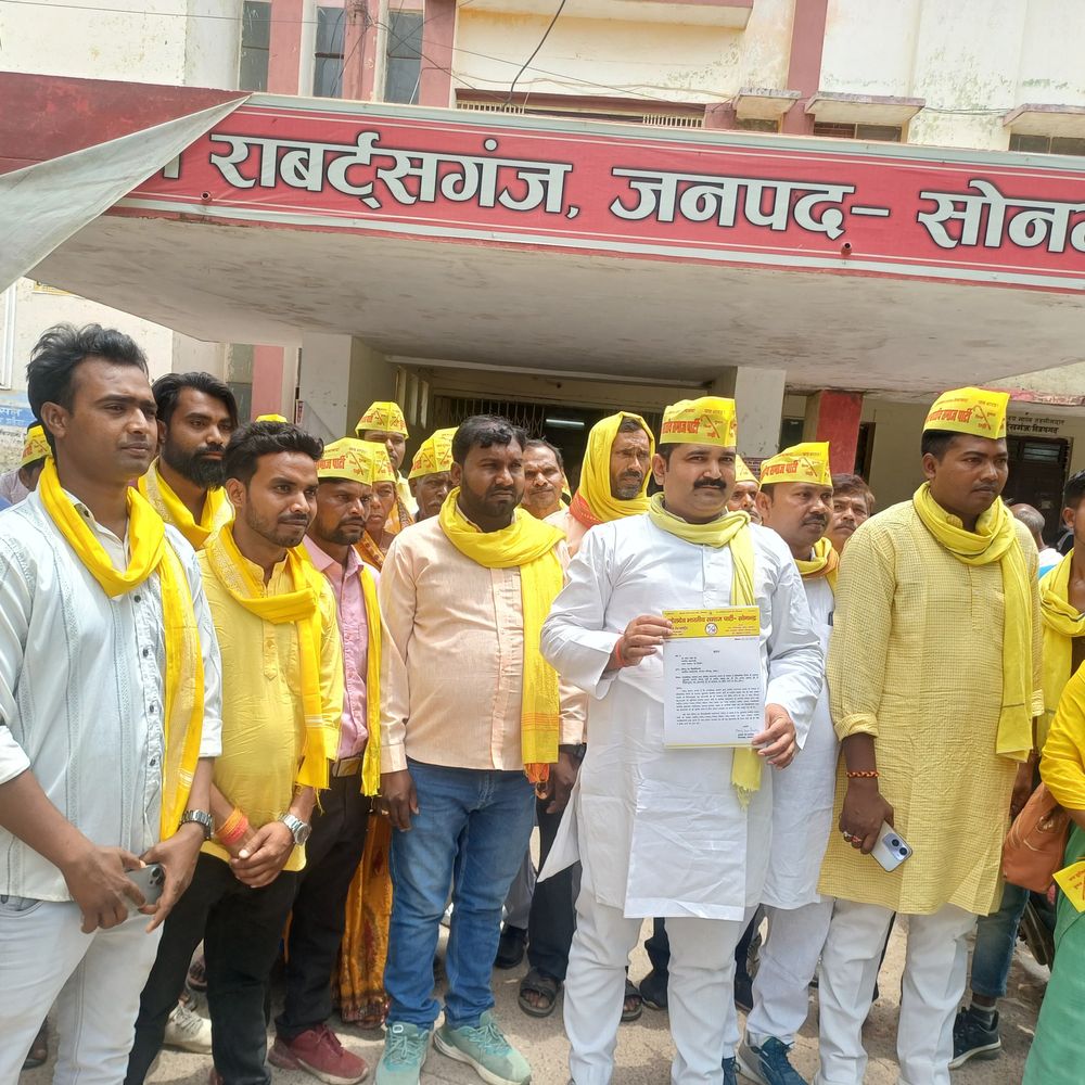 जातीय जनगणना पर सुभासपा का अभियान:सोनभद्र में कार्यकर्ताओं ने एसडीएम को सौंपा पत्र