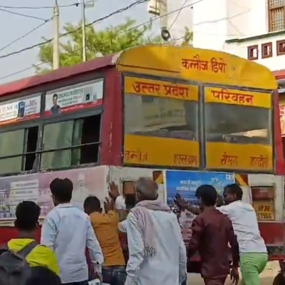 हरदोई में परिवहन व्यवस्था की खस्ता हालत:कन्नौज जा रही रोडवेज बस बीच रास्ते में बंद, यात्रियों को लगाना पड़ा धक्का