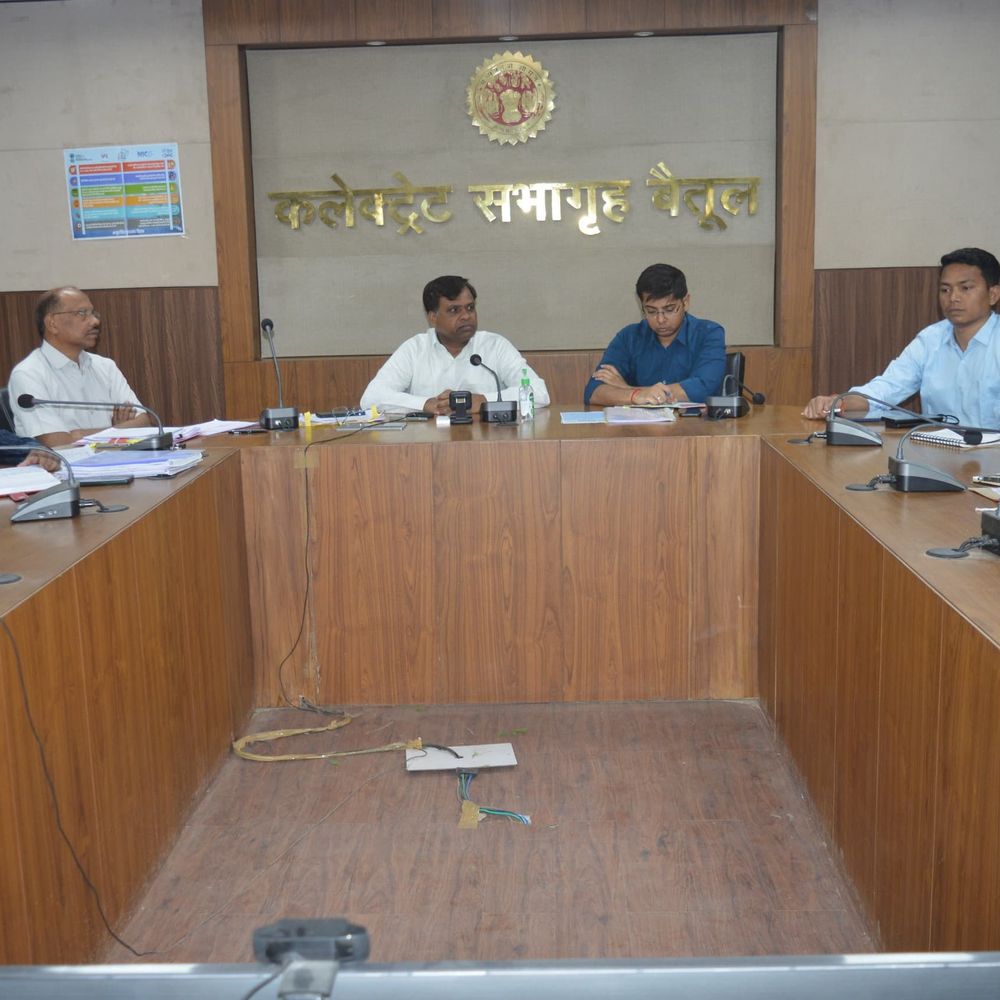 बैतूल में लापरवाही पर अफसरों पर लगेगा जुर्माना:कलेक्टर ने दिए निर्देश; समयसीमा में काम नहीं करने वालों पर 500 से 5 हजार तक जुर्माना