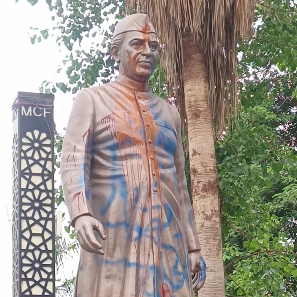 फरीदाबाद में नेहरू की प्रतिमा पर स्प्रे-पेंट फेंका:कांग्रेस ने जताई नाराजगी, कहा-अटल जी की प्रतिमा भी थी, उन्हें छोड़ दिया; CCTV खंगाल रही पुलिस